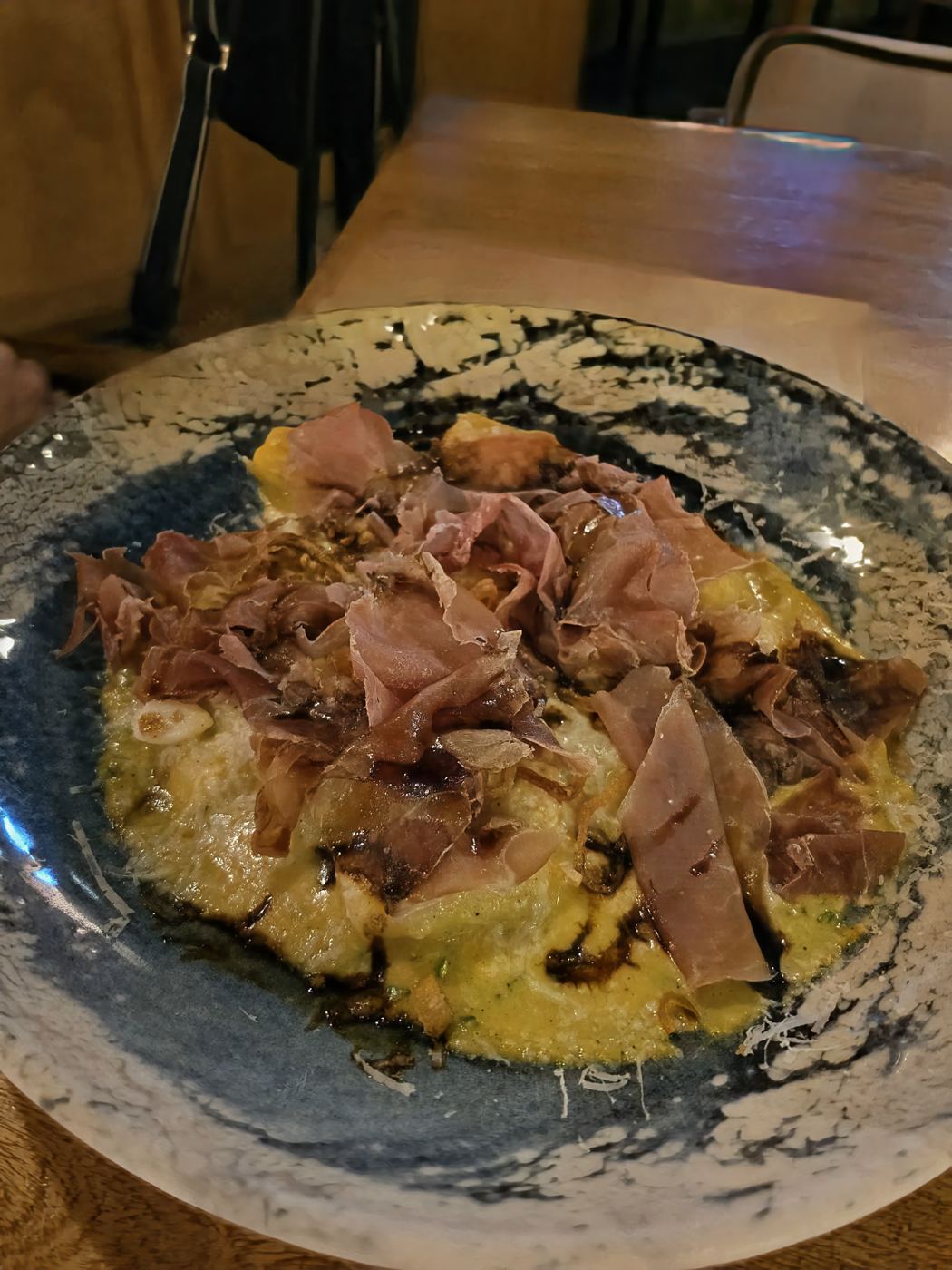 Ñoquis en salsa de calabaza con pecorino, prosciutto di Parma y chalota frita